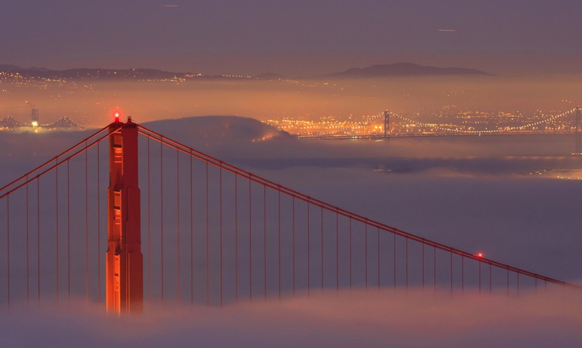 Die Golden Gate Bridge am Eingang der San Francisco Bay: Beide Flughäfen in der Nähe.