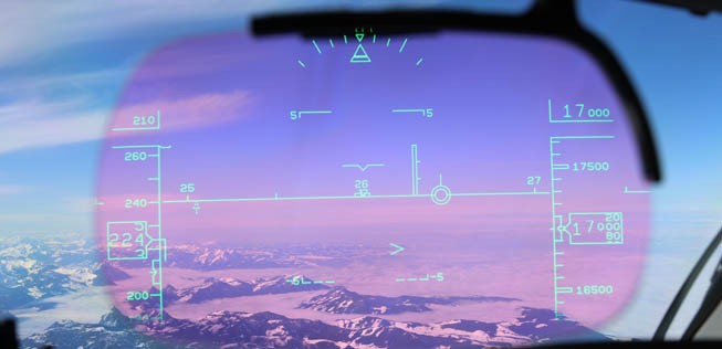 Head-up-Display in einer C-Series, das Piloten Infos anzeigt: Bekam Delta die C-Series zu günstig?