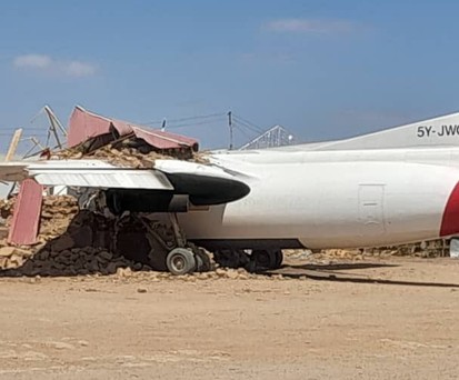 Fokker 50 von Jetways Airlines: Sie krachte in ein Haus.