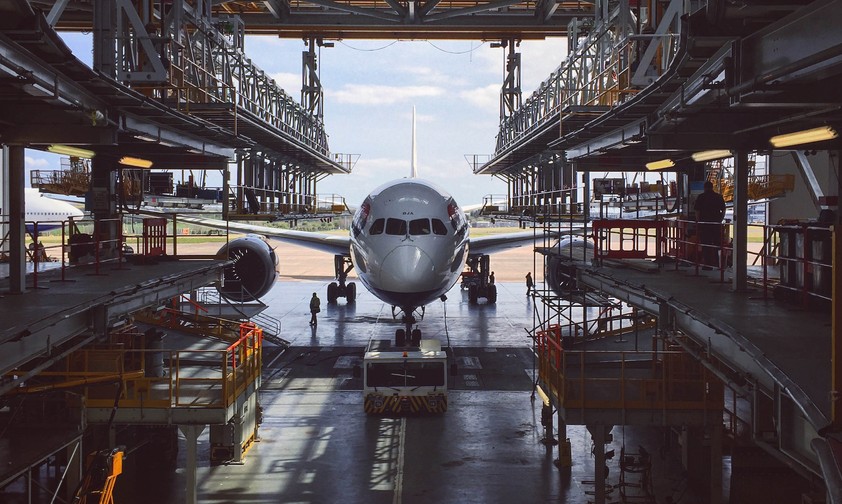 Dreamliner von British Airways in der Wartung: Sechs Flieger müssen ab Boden bleiben.