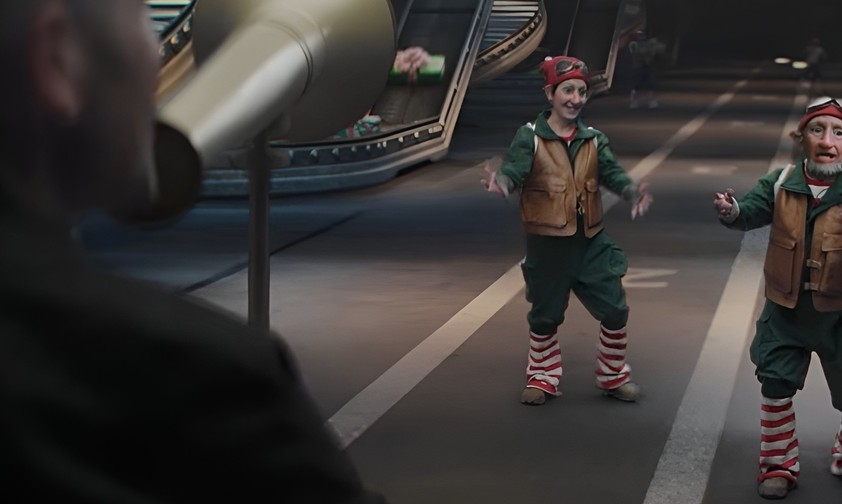 Weihnachtsspot 2025 von Aena: Elfen spielen eine zentrale Rolle.