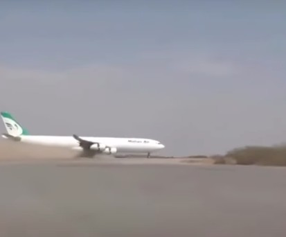 Airbus A340-300 von Mahan Air bei der Landung im Jemen: Der Airport ist seit zehn Jahren gesperrt.