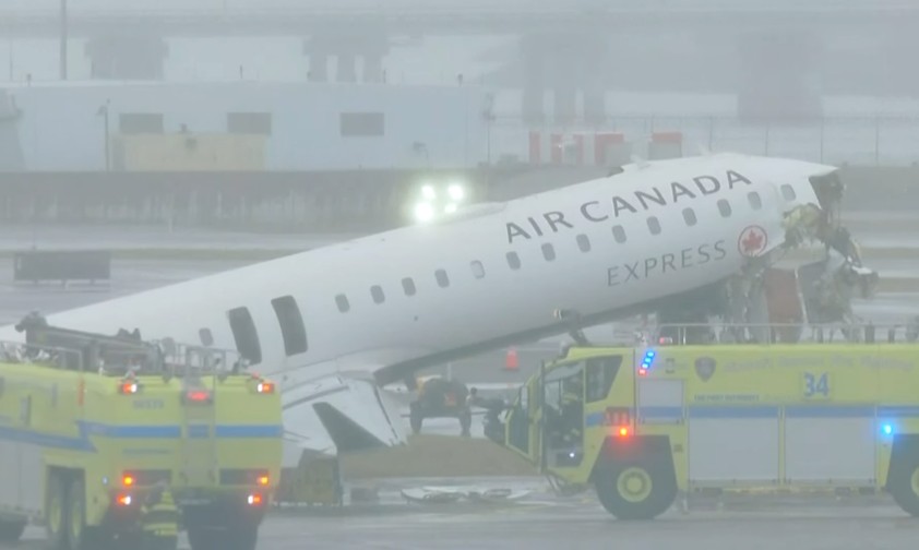 Bilder des verunglückten Flugzeugs: Der Flughafen ist geschlossen.
