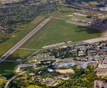 Luftaufnahme des Flughafens Kiew-Zhuljany aus der Zeit vor der russischen Invasion, die seit dem Februar 2022 läuft.