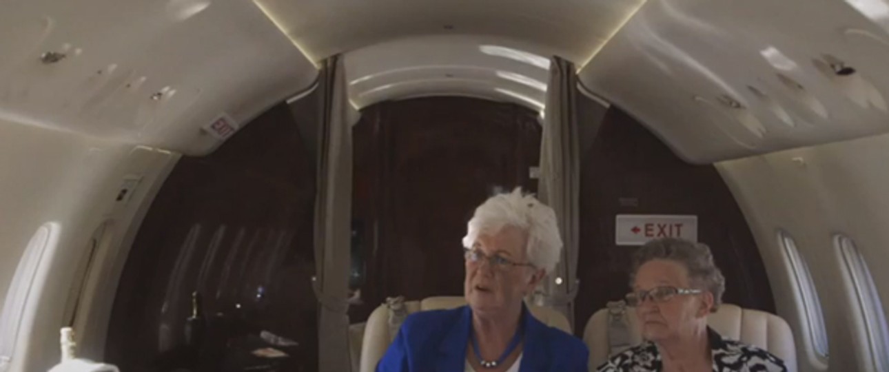 Erst misstrauisch, doch dann kommt die Freude: Die beiden Damen bei ihrem ersten Flug.