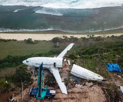 Oben die ausrangierte Boeing 737-200, unten der Strand Nyang Nyang auf der Insel Bali.