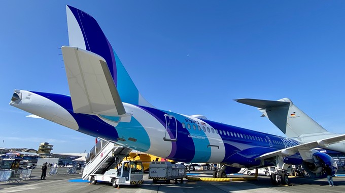 Ein Airbus A220-300 von Jetblue war vor einem Airbus A400M der deutschen Luftstreitkräfte zu sehen.