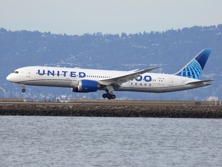 N61101: Die Boeing 787 macht United Airlines Probleme.
