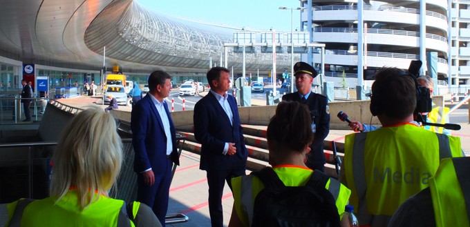 Flughafenchef Thomas Schnalke (Mitte), Eurowings-Chef Jens Bischof (links) und Helge Scharfscheer von der Bundespolizei ...