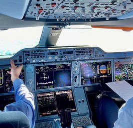 Cockpit eines Airbus A350: Künftig nur noch eine Pilotin oder ein Pilot?