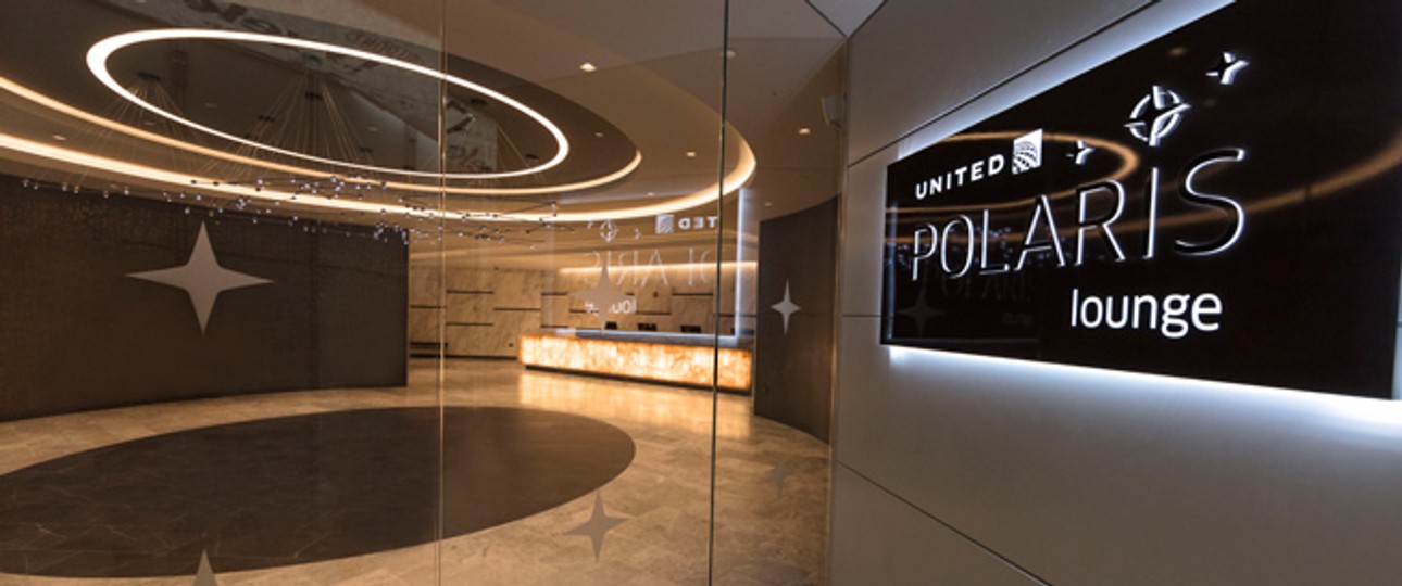 Uniteds neue Polaris-Lounge in Newark: Für Passagiere, die auf internationalen Langstrecken in der Polaris Business oder Polaris First Class fliegen.