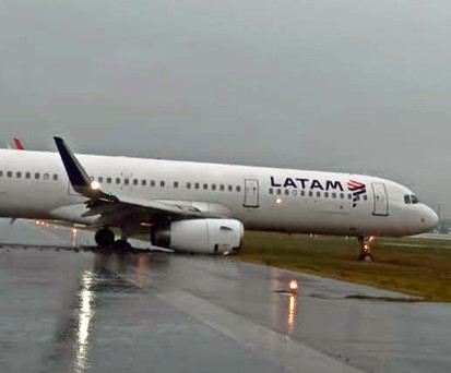 Der Airbus A321 von Latam kam neben der Piste zum Stillstand.