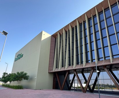 Die Fabrik von Emirates Bustanica liegt gleich beim Al Maktoum International Airport.