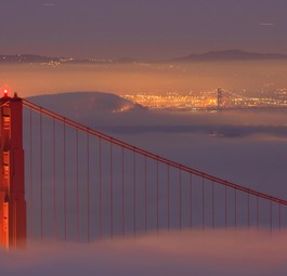 Die Golden Gate Bridge am Eingang der San Francisco Bay: Beide Flughäfen in der Nähe.