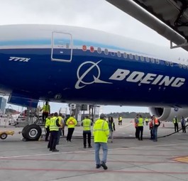 Die Boeing 777-9, die größere Variante der 777X am am Gate in Seattle/Tacoma: Passt.