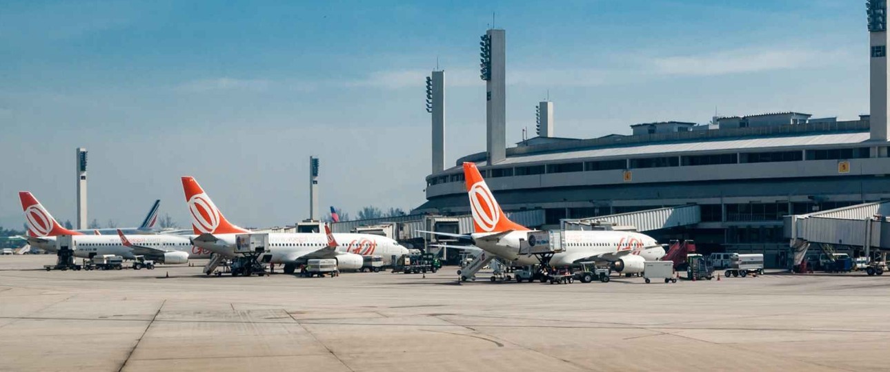 Flugzeuge am Flughafen Rio de Janeiro-Antônio Carlos Jobim: In Brasilien können Reisende künftig vielleicht wieder Gepäck kostenlos mitnehmen.  