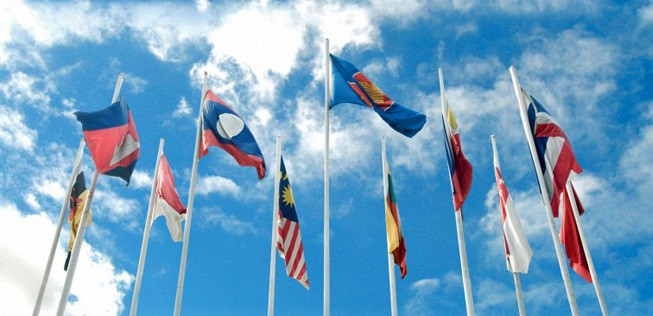 Flaggen der Asean-Staaten: Die Länder öffnen ihren Luftraum füreinander.