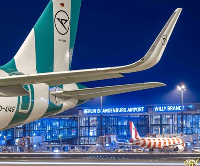 Zwei Condor-Flugzeuge am BER: Der Ferienflieger setzt die Flüge im Sommer nach Dubai aus.