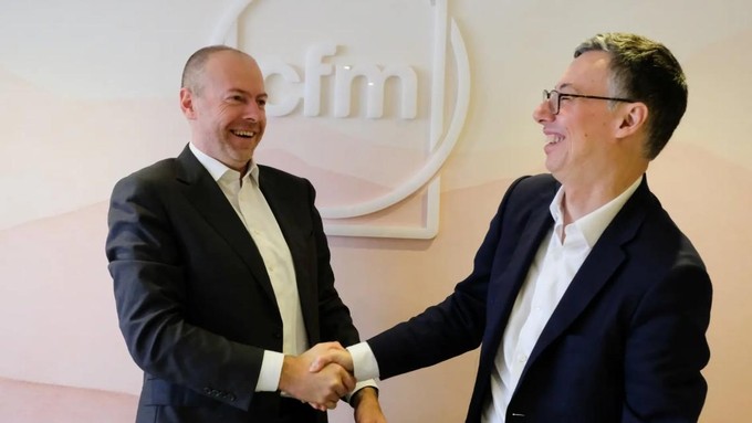 Keine Flugzeugbestellung, eine Triebwerksorder: Das Leasingunternehmen Avolon bestellt bei CFM International 100 Exemplare des Leap 1A zur Ausrüstung von 50 neuen Flugzeugen der Airbus A320-Neo-Familie. (Im Bild: Avolon-Chef Andy Cronin (links) und ein Manager von CFM.)