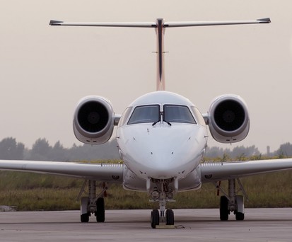 Aus alten ERJ 145 sollen halbe Privatjets werden, so Embraer. Die Brasilianer bieten dazu ein neues Umbauprodukt an.