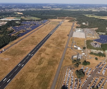 Der Flughafen Weeze aus der Luft: Der Airport hat noch freie  Kapazitäten für Businessverkehr.