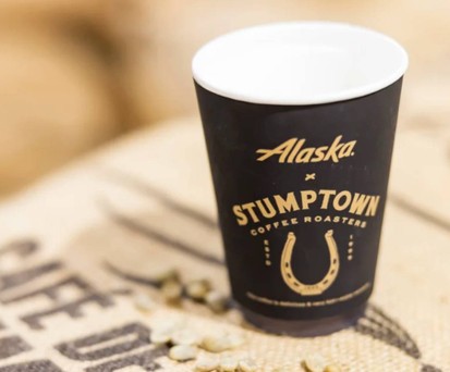 Kaffeebecher von Alaska Airlines: Die Fluggesellschaft hat einen neuen Kaffeelieferanten.