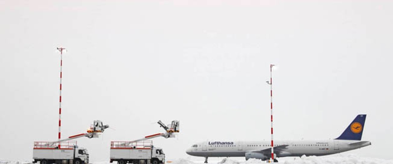Enteisung am Flughafen Frankfurt: Vor dem Start müssen Tragflächen, Ruder und Klappen der startenden Flugzeuge von Schnee und Eis befreit werden.