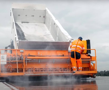 Ein Bild vom Aufbringen des Belages 2023: Nun an zwei Stellen entfernt.