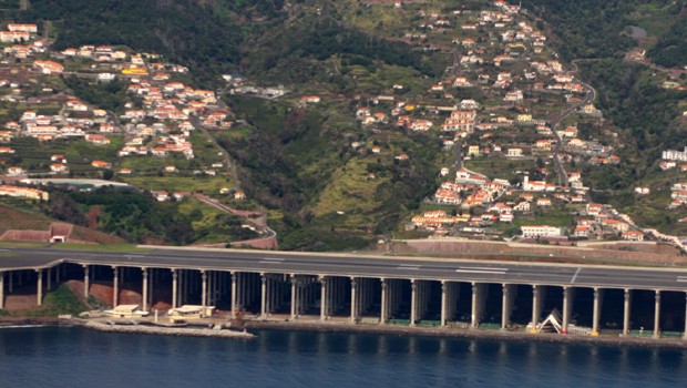 Platz 3: Anfangs war die Start- und Landebahn des Aeroporto da Madeira nur rund 1500 Meter lang - eine Herausforderung selbst für erfahrene Piloten. Mittlerweile ist die Bahn mithilfe eines Konstrukts aus Stahlträgern auf 2700 Meter verlängert worden.