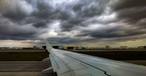 Gewitterwolken über einem Flughafen: Künftig könnte es mehr Gewitter geben.