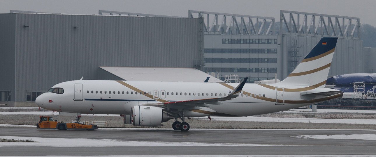 Aufnahme aus Hamburg-Finkenwerder: Es soll sich um den A320 Neo von Air Luther handeln.