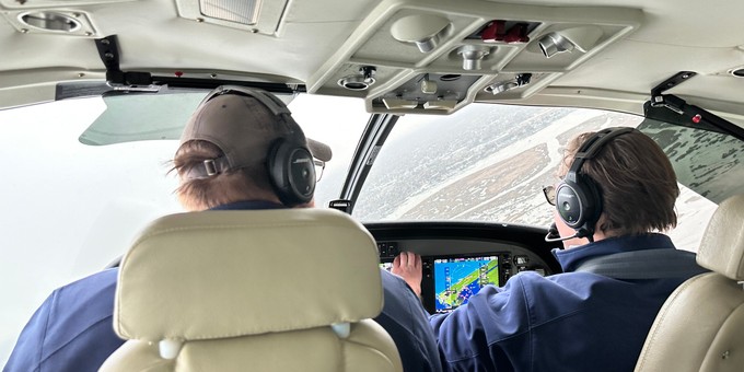 Plötzlich beginnt es zu schneien. Die Cessna Caravan muss landen, weil sie nicht für Schneetreiben zugelassen ist.