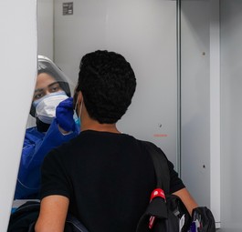Der Flughafen Istanbul hat ein eignes Testzentrum eingerichtet, damit sich Passagiere vor dem Abflug testen lassen können.