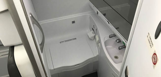 Wirklich sehr groß sind die Toiletten. Auch Menschen mit mehr Umfang passen da gut herein.