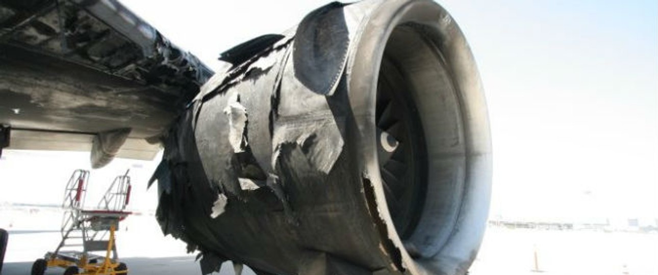 Das zerfetzte Triebwerk der Boeing 777.