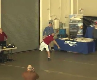 Der Abwurf: Der ehemalige Quarterback hat ziemlich viel Energie.