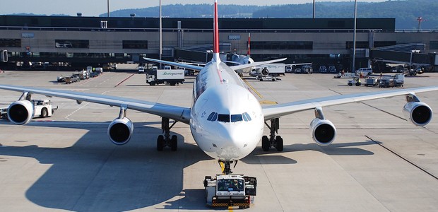 Airbus A340 von Swiss: Parkschaden am Flughafen Zürich.