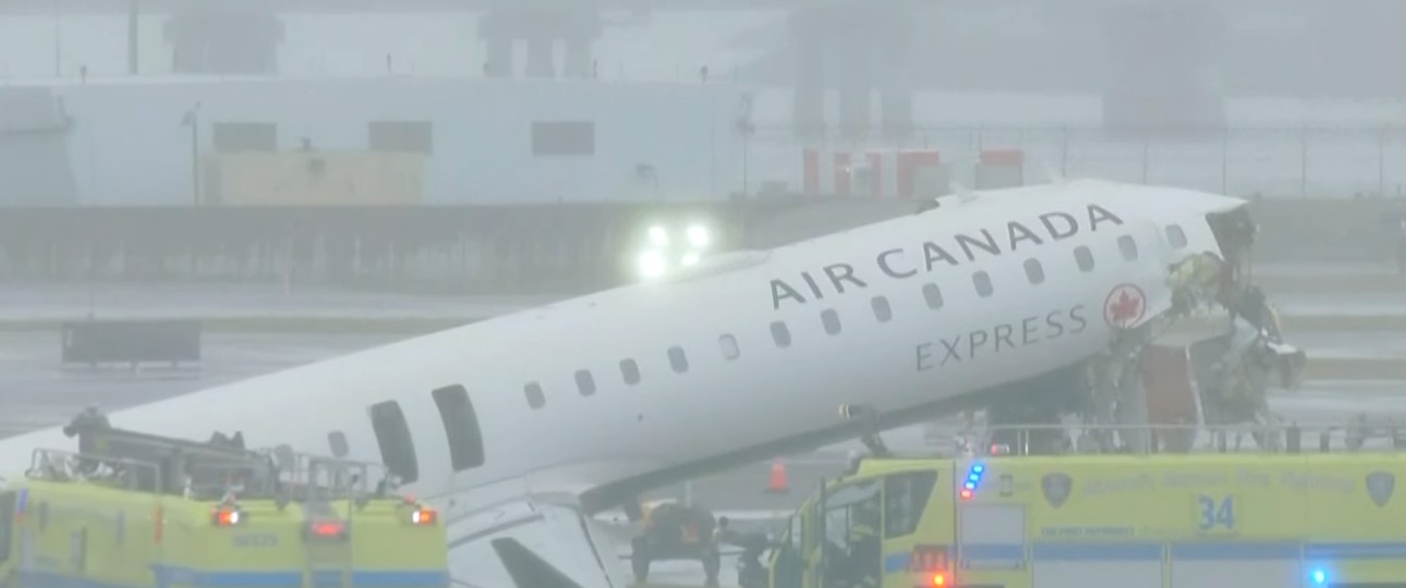 Bilder des verunglückten Flugzeugs: Der Flughafen ist geschlossen.