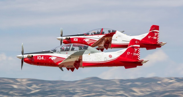 Tusaș Hürkuş-II im Tandem im Dienste der Turkish Air Force