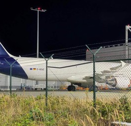 Die D-AEUC am Flughafen Frankfurt: Der Airbus A321 P2F hat seine Lufthansa-Insignien verloren.