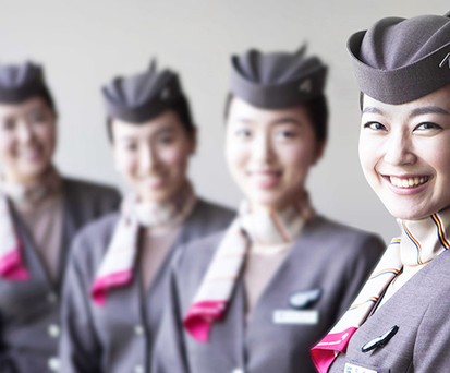 Flugbegleiterinnen von Asiana Airlines: Dürfen nicht mehr allen helfen.