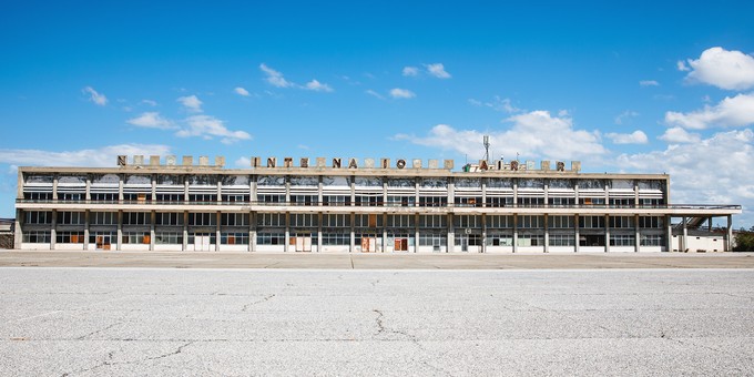 Blick vom Vorfeld aufs Terminal des Nicosia International Airport.