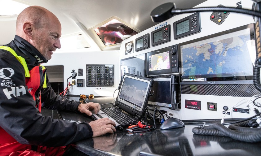Ari Huusela in seinem Vendée-Globe-Segelboot: Alleine an Bord, keine Stopps an Land erlaubt.