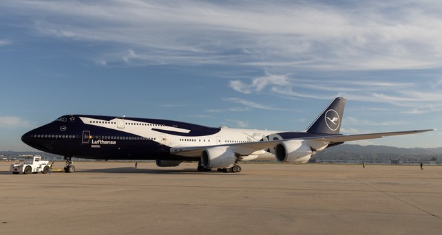 boeing 747 8 lufthansa jubilaeum 01