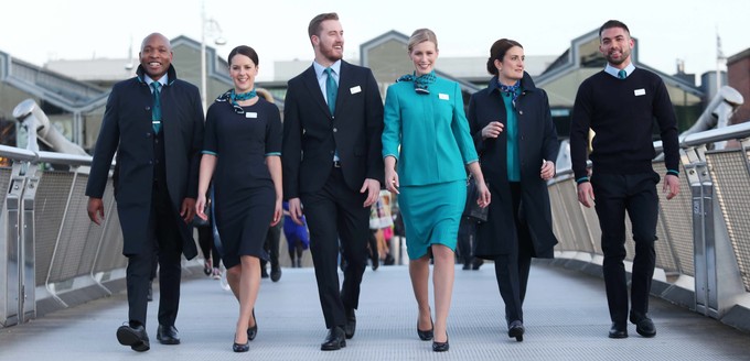 Die neuen Kabinenuniformen von Aer Lingus: Im Gegensatz zur Bemalung der Flugzeugen ändert sich die Farbe Grün nicht, Der Lingus führt aber ein neues Marineblau ein.