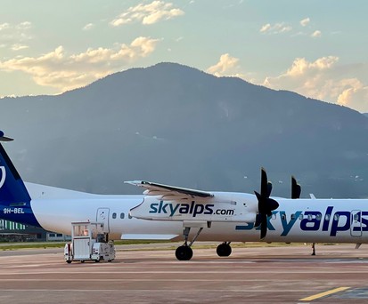 De Havilland Canada Dash 8 von Sky Alps in Bozen: Neue Ziele im Visier.