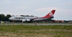 Die Boeing 747 blieb nach dem Zwischenfall auf der Piste stehen.