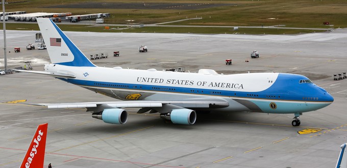 ... Boeing 747-200, die aktuell als Präsidenten-Flieger dienen, tragen die traditionelle hellblau-weiße Lackierung. Für ...