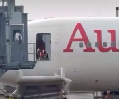 Die Notrutsche wird abtransportiert: Verzögerungen beim Abflug der Boeing 767 von Austrian Airlines.