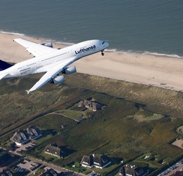 Lufthansa: Sechs A380 hat die deutsche Airline an Airbus zurückverkauft. Auch ihre anderen acht Superjumbos wollte Lufthansa eigentlich nie mehr einsetzen. Doch aufgrund der Lieferverspätungen bei Boeing 787 und vor allem Boeing 777X beschloss die Fluggesellschaft, temporär doch wieder auf den Vierstrahler zu setzen. Vier Exemplare werden für den <a href="https://www.aerotelegraph.com/lufthansa-hat-heidenrespekt-vor-der-a380-reaktivierung">Einsatz im kommenden Sommer ab München</a> reaktiviert. Dass danach noch weitere folgen, <a href="https://www.aerotelegraph.com/lufthansa-prueft-noch-mehr-airbus-a380-zurueckzubringen">ist nicht ausgeschlossen</a>.